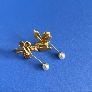 Elegant Gold Floral Earrings with Pearls